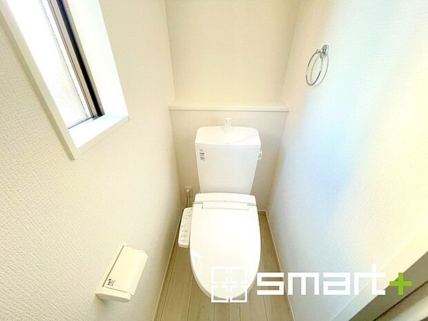 〜窓付きの明るいトイレ〜 ・清潔感あるシャワートイレ。窓があるので換気もしやすく快適ですね。 ・背面にある棚はトイレットペーパーなどの置き場や飾り棚としても利用できますね。