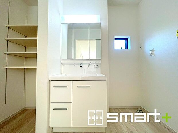 〜収納も充実の洗面所〜 ・洗面所にはリネンスペースを設ける事でタオルや洗剤などの置場にも困りません。 ・意外とリネンスペースがある物件は少ないので、ぜひ現地でその魅力をご確認ください。