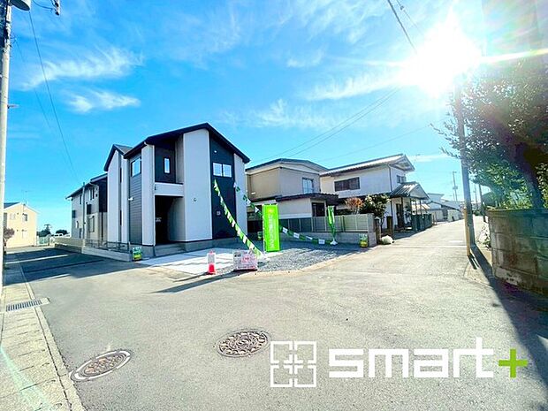 〜開放感ある角地のお住まい〜 ・2方向が空く事で開放感のある角地に位置しております。 ・窮屈な感じが無く、ゆったりと暮らせるこの魅力をぜひ現地でご体感くださいませ。