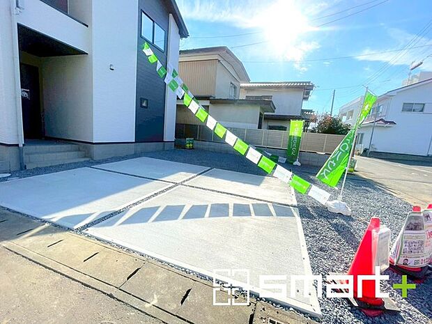 〜ゆとりあるカースペース2台分〜 ・セカンドカーや来客時にも困らないカースペース2台分は並列駐車可能でお車の出し入れもラクラク。 ・カーポートなどのオプションもお気軽にご相談くださいませ。