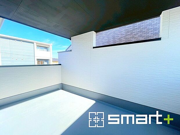 〜屋根付きのバルコニー〜 ・バルコニーは屋根付きなので急な雨でも安心です。 ・奥行きもあるので洗濯物が干しやすいのも嬉しいポイントですね。