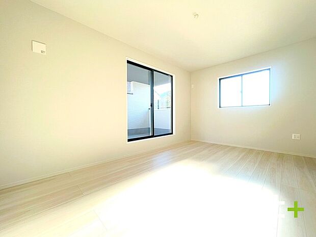 〜バルコニーに面した洋室〜 ・バルコニー側の大きな窓から穏やかな陽が差し込む明るい洋室はウォークインクローゼット付。 ・9.2帖ゆとりある広さでご夫婦やご兄弟でもゆったりお過ごしいただけます。