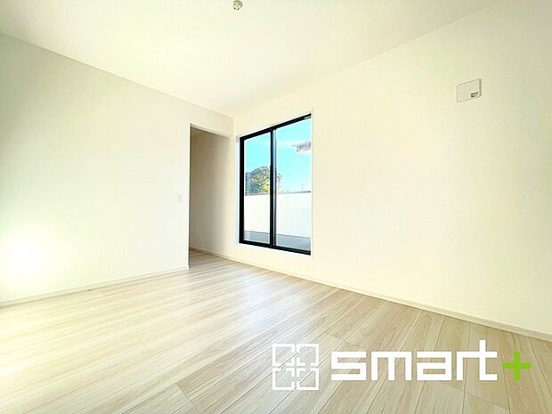 〜明るく暖かな光が差し込む洋室〜 ・大きな窓からたっぷりの光が舞い込み、お部屋全体を優しく包み込んでくれます。 ・大容量のウォークインクローゼット付きが嬉しいですね。