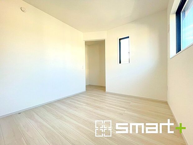 〜2面採光の明るいお部屋〜 ・洋室は2面採光とする事で穏やかな陽の入る明るい空間となっております。 ・くつろぎのプライベート時間を明るい空間で穏やかにお過ごしいただけます。