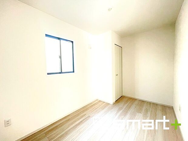 〜収納豊富な洋室〜 ・各居室に備え付けの収納をご用意。タンスなどを置く場合と比べ出っ張らないので部屋の中を有効のご活用いただけます。 ・収納の広さなどぜひ現地でご確認くださいませ。