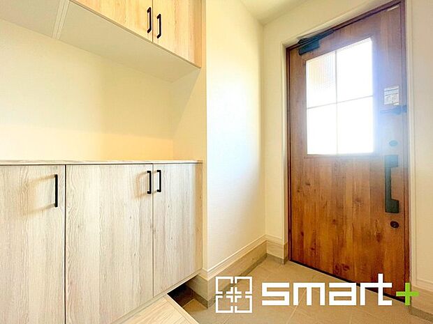 〜穏やかな陽が入る玄関〜 ・玄関ドアのガラス部分からも穏やかな陽が入り、明るい玄関に。 ・木のぬくもりを感じる木目調の玄関ドアでお住まいの「顔」の印象が大きく変わります。