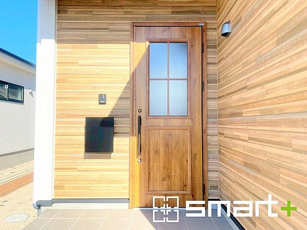〜デザイン性に優れた玄関〜 ・モダンなデザインの玄関ドアを採用する事でお住まいの「顔」の印象が大きく変わります。 ・毎日帰宅した際に嬉しくなる仕様です。