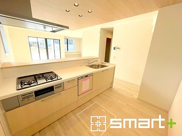 〜食器洗浄機を標準装備〜 ・キッチンにはビルトインタイプの食器洗浄機を標準装備。 ・家事にかける時間を削減でき、「自分時間」を増やすことができる嬉しいアイテムです。 