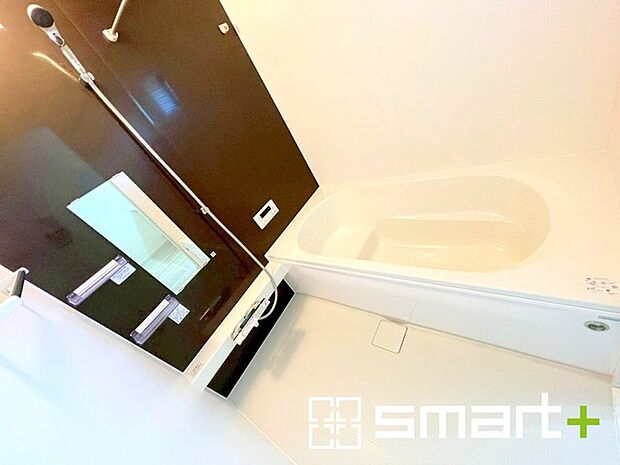 〜浴室乾燥機付きの浴室〜 ・浴室には乾燥機が付いているので雨の日でも洗濯物を干すことが可能です。 ・水はけの良い床材など機能面も充実。マイクロバルなどオプションもご相談くださいませ。 