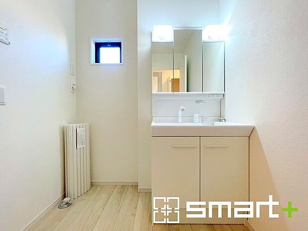 〜人気の三面鏡を採用〜 ・洗面台は三面鏡仕様なので鏡の角度を変える事で頭の後ろの方までご確認可能です。 ・鏡の裏が収納になっておりますので、洗面台周りもスッキリと片付きます。 