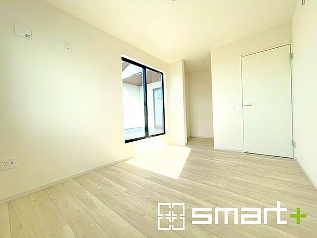 〜ＷＩＣ付きの洋室〜 ・バルコニー側の大きな窓から穏やかな陽が差し込む明るい洋室はウォークインクローゼット付。 ・ゆとりある広さでご夫婦やご兄弟でもゆったりお過ごしいただけます。