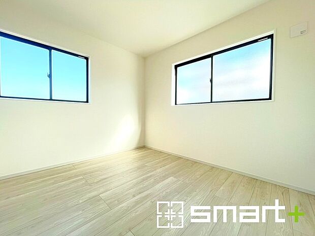 〜2面採光の明るいお部屋〜 ・洋室は2面採光とする事で穏やかな陽の入る明るい空間となっております。 ・くつろぎのプライベート時間を明るい空間で穏やかにお過ごしいただけます。 