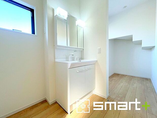 〜収納も充実の洗面所〜 ・洗面所にはリネンスペースを設ける事でタオルや洗剤などの置場にも困りません。 ・意外とリネンスペースがある物件は少ないので、ぜひ現地でその魅力をご確認ください。 