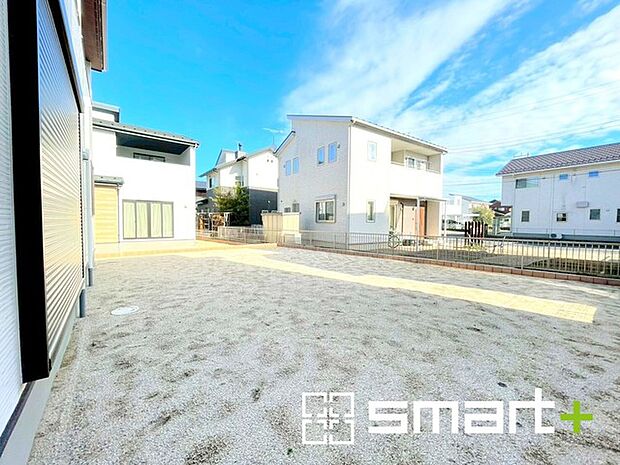 〜広々したお庭のある邸宅〜 ・余裕の敷地には広いお庭もご用意。 ・ガーデニングや安らぎの空間として、倉庫を置いたりと様々な活用が可能です。 ・人工芝の敷設などもお気軽にご相談くださいませ。 