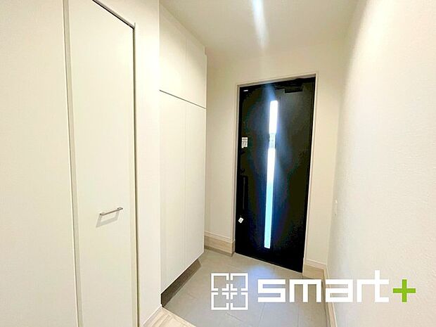 〜穏やかな陽が入る玄関〜 ・玄関ドアにガラス部分を設ける事で穏やかな陽の入る玄関になります。 ・備え付けのシューズボックスはたっぷりしまえて玄関がスッキリ片付きますね。 