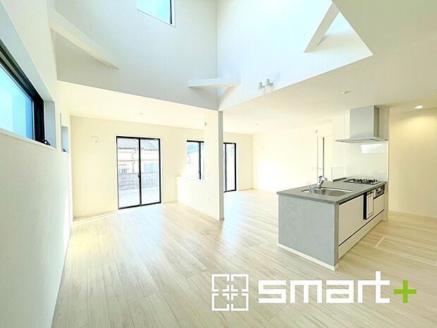 〜吹抜けのあるＬＤＫ〜 ・ＬＤＫに吹抜けを配する事で縦への空間が生まれ、開放感のある広々とした仕様に。 ・ご来客の際なども自慢できるような高級仕様のＬＤＫとなっております。 