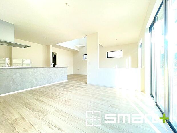 〜穏やかな陽の入るＬＤＫ〜 ・大きな窓のあるＬＤＫは陽当りも良好で明るい空間となっております。 ・ご家族団らんなど過ごす時間の多いＬＤＫが明るいのは嬉しいポイントですね。 