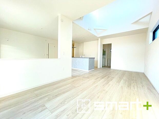 〜日当り良好のＬＤＫ〜 ・たくさんの窓からたっぷりの陽光が差し込む明るいリビングで寛ぎのひと時を。 ・出来立てのお料理を運ぶのにも、後片付けもラクラクなカウンターキッチン。 