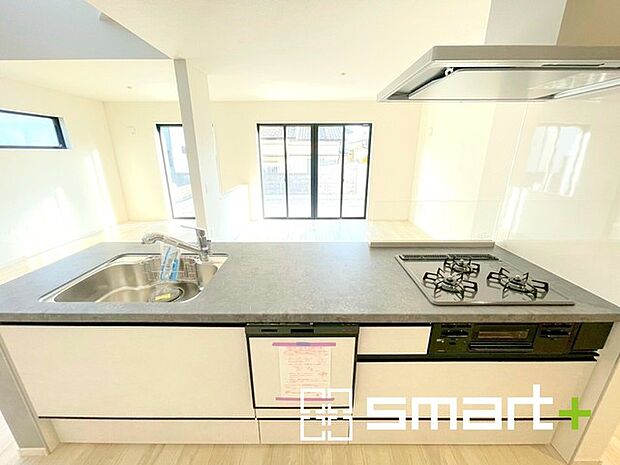 〜人気のカウンターキッチン〜 ・キッチンには余計な柱が無いので、リビングが見渡せ開放感のある造りとなっております。 ・蛇口には浄水器が内蔵されるなど機能面でも優れたキッチンです。 