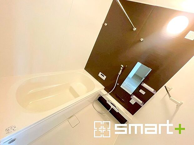 〜浴室乾燥機付きの浴室〜 ・浴室には乾燥機が付いているので雨の日でも洗濯物を干すことが可能です。 ・水はけの良い床材など機能面も充実。マイクロバルなどオプションもご相談くださいませ。 