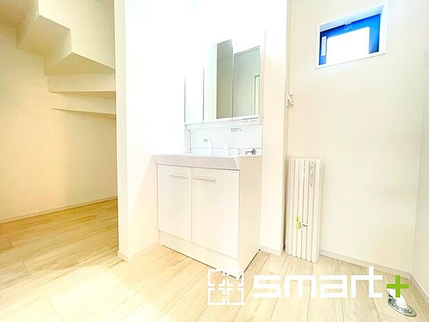 〜収納も充実の洗面所〜 ・洗面所にはリネンスペースを設ける事でタオルや洗剤などの置場にも困りません。 ・意外とリネンスペースがある物件は少ないので、ぜひ現地でその魅力をご確認ください。 