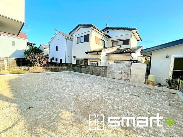 〜広々したお庭のある邸宅〜 ・余裕の敷地には広いお庭もご用意。 ・ガーデニングや安らぎの空間として、倉庫を置いたりと様々な活用が可能です。 ・人工芝の敷設などもお気軽にご相談くださいませ。 