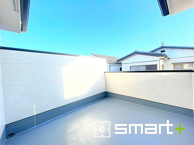 〜ワイドバルコニーを採用〜 ・バルコニーはワイドタイプなので、洗濯物を沢山干す事が可能です。 ・テラス屋根などのオプションもお気軽にご相談くださいませ。 