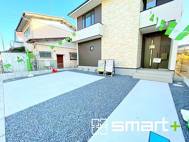 〜ゆとりあるカースペース2台分〜 ・セカンドカーや来客時にも困らないカースペース2台分は並列駐車可能でお車の出し入れもラクラク。 ・カーポートなどのオプションもお気軽にご相談くださいませ。 