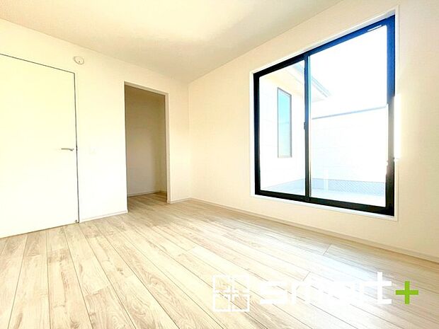 〜ＷＩＣ付きの洋室〜 ・バルコニー側の大きな窓から穏やかな陽が差し込む明るい洋室はウォークインクローゼット付。 ・ゆとりある広さでご夫婦やご兄弟でもゆったりお過ごしいただけます。 