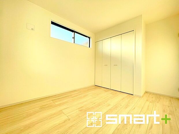 〜収納豊富な洋室〜 ・各居室に備え付けの収納をご用意。タンスなどを置く場合と比べ出っ張らないので部屋の中を有効のご活用いただけます。 ・収納の広さなどぜひ現地でご確認くださいませ。 