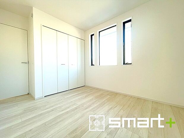 〜2面採光の明るいお部屋〜 ・洋室は2面採光とする事で穏やかな陽の入る明るい空間となっております。 ・くつろぎのプライベート時間を明るい空間で穏やかにお過ごしいただけます。 