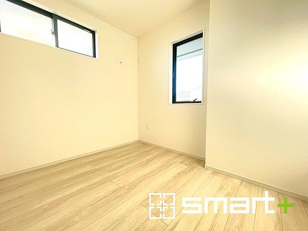 〜自然な風合いの洋室〜 ・ナチュラルな色彩で纏められた洋室は家具のコーディネートもしやすくなっております。 ・どんな家具にするか考えるだけでも楽しくなってきますね。 