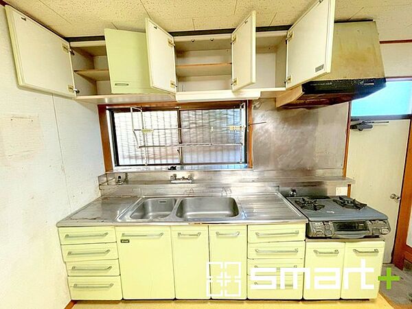～リビングを有効活用～ ・キッチンは対面式ではなく壁側にございますので、お部屋の中の空間を有効活用できます。 ・現地ではぜひ家具の配置などもイメージしながらご見学くださいませ。