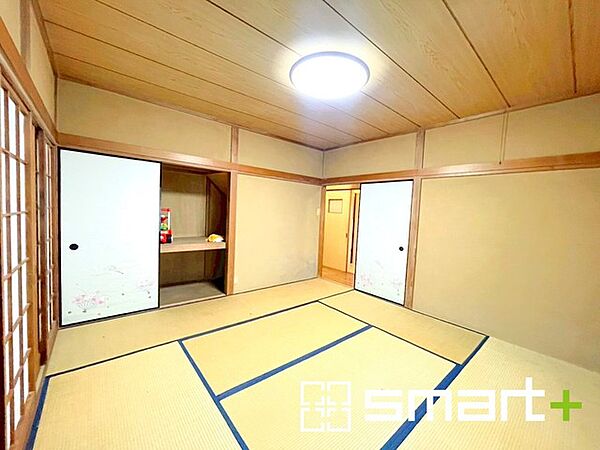 ～「和みの部屋」和室をご用意～ ・ゴロンと寝転がったり、お子様のいるご家庭ではお子様を寝かしつけたり、などご活用いただける和室をご用意。 ・やはり畳の香りは心が落ち着きますね。
