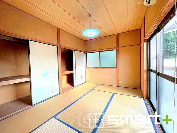～収納豊富な和室～ ・各居室に備え付けの収納をご用意。タンスなどを置く場合と比べ出っ張らないので部屋の中を有効のご活用いただけます。 ・収納の広さなどぜひ現地でご確認くださいませ。
