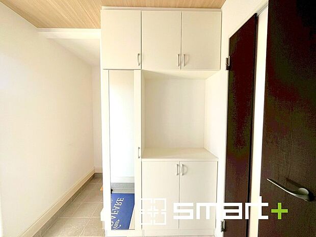 〜余裕の広さの玄関〜 ・玄関スペースを大きく取る事でご帰宅された際の開放感が違います。 ・お客様を出迎える顔にもなる玄関、この広さは魅力的ですね。ぜひ現地でご体感くださいませ。