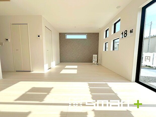 ～ナチュラルな色彩のＬＤＫ～ ・自然な風合いの色味で纏められたＬＤＫは家具のコーディネートもしやすくなっております。 ・どんなインテリアにするか、考えるだけでも楽しくなりますね。 