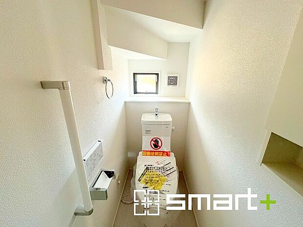 ～やはり便利なタンク式トイレ～ ・最近はタンクレストイレもございますが、タンク式の場合は停電時もお水を流すことが可能。 ・故障時なども比較的費用が安くなるなど、メリットが多くなります。 