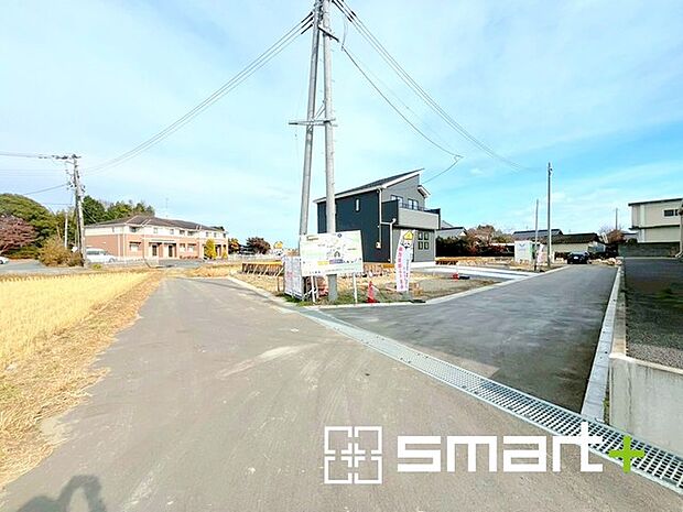 ～十分な広さのある前面道路～ ・前面道路は約4ｍございますので、お車でのすれ違いも可能で余計なストレスがかかりません。 ・日々お車での移動が多い方には大切なポイントですね。 