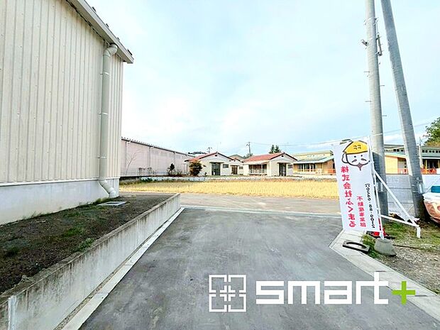 ～閑静な住宅街の立地～ ・周辺は閑静な住宅街となっておりますので、静かな暮らしをご実現いただけます。 ・前面道路の交通量も多くないので、小さなお子様がいるご家庭でもご安心ですね。 