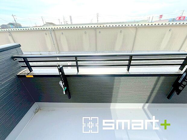 〜屋根付きのバルコニー〜 ・バルコニーは屋根付きなので急な雨でも安心です。 ・奥行きもあるので洗濯物が干しやすいのも嬉しいポイントですね。