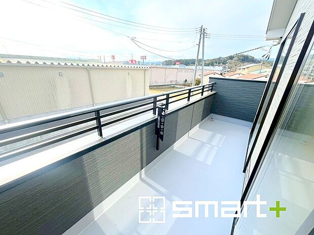 ～洗濯物も干しやすいバルコニー～ ・バルコニーには物干し竿受けが標準装備されております。 ・テラス屋根等のオプションもお気軽にご相談くださいませ。 