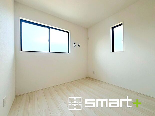 ～2面採光の明るいお部屋～ ・洋室は2面採光とする事で穏やかな陽の入る明るい空間となっております。 ・くつろぎのプライベート時間を明るい空間で穏やかにお過ごしいただけます。 
