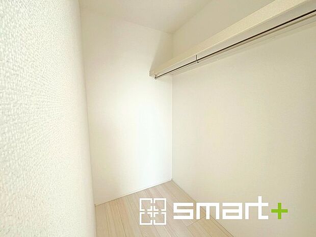 ～収納豊富な洋室～ ・各居室に備え付けの収納をご用意。タンスなどを置く場合と比べ出っ張らないので部屋の中を有効のご活用いただけます。 ・収納の広さなどぜひ現地でご確認くださいませ。 