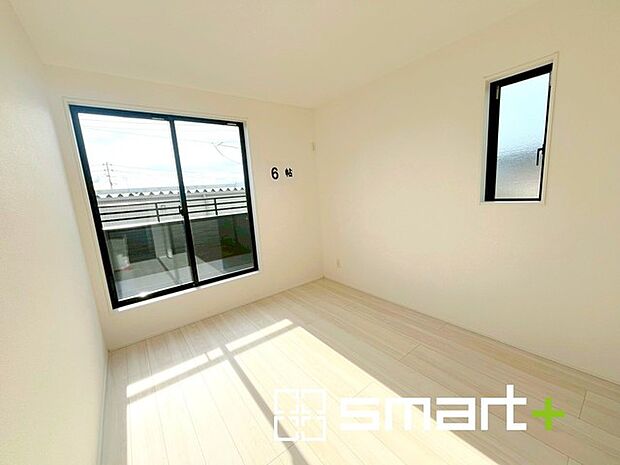 〜自然な風合いの洋室〜 ・ナチュラルな色彩で纏められた洋室は家具のコーディネートもしやすくなっております。 ・どんな家具にするか考えるだけでも楽しくなってきますね。