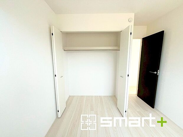 ～オプション施行もお任せください～ ・フローリングの変色など劣化を軽減し、水をこぼした場合などにも防いでくれるフロアコーテイングが人気となっております。 ・オプション施行もお任せください。 