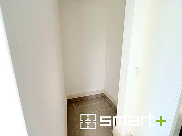 ～ウォークインクローゼットのあるお部屋～ ・人気のウォークインクローゼットをご用意。季節物や趣味の道具などもスッキリと収納が可能です。 ・最近流行りの収納術などもぜひご活用くださいませ。 