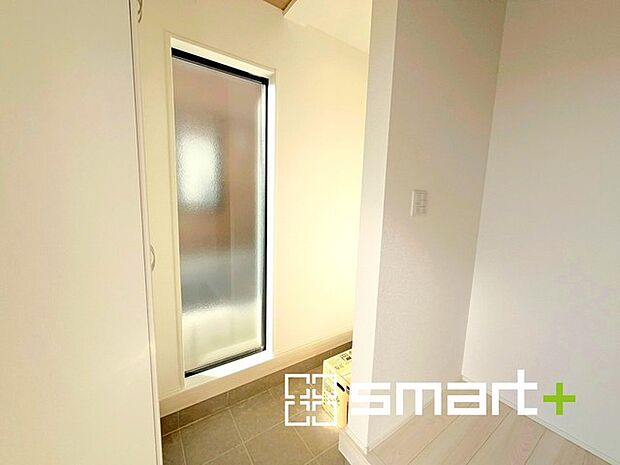 ~余裕の広さの玄関~ ・玄関スペースを大きく取る事でご帰宅された際の開放感が違います。 ・お客様を出迎える顔にもなる玄関、この広さは魅力的ですね。ぜひ現地でご体感くださいませ。