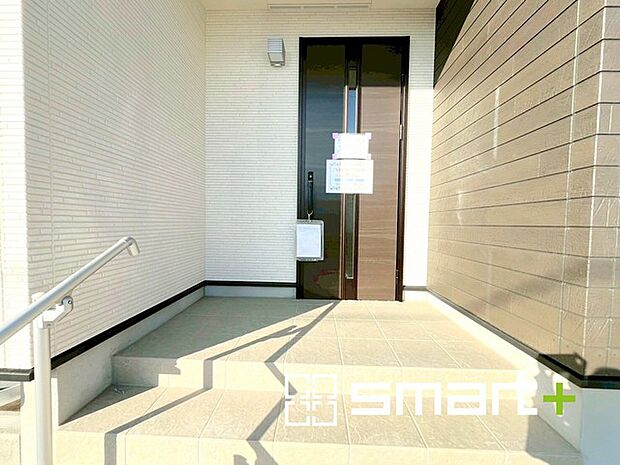 〜デザイン性に優れた玄関〜 ・モダンなデザインの玄関ドアを採用する事でお住まいの「顔」の印象が大きく変わります。 ・毎日帰宅した際に嬉しくなる仕様です。 