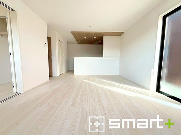 ~ナチュラルな色彩のLDK~ ・自然な風合いの色味で纏められたLDKは家具のコーディネートもしやすくなっております。 ・どんなインテリアにするか、考えるだけでも楽しくなりますね。